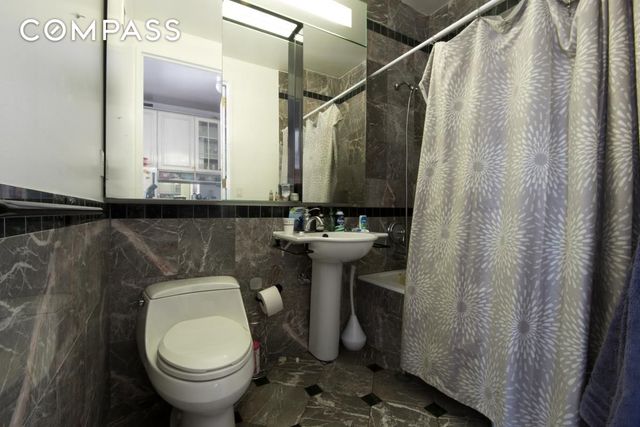 250 E 54th St Apt 22B, New York City, NY 10022