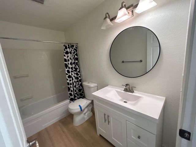 6636 Saint James Dr, Carmichael, CA 95608