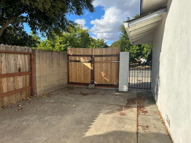 6636 Saint James Dr, Carmichael, CA 95608