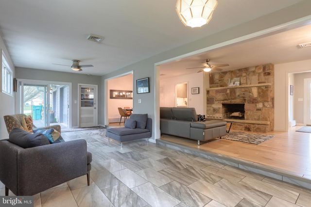 324 LEEARDEN RD, Hershey, PA 17033