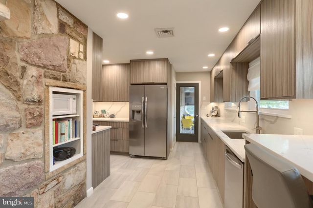 324 LEEARDEN RD, Hershey, PA 17033