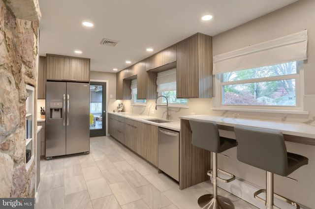 324 LEEARDEN RD, Hershey, PA 17033