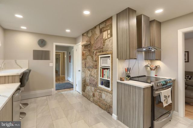 324 LEEARDEN RD, Hershey, PA 17033
