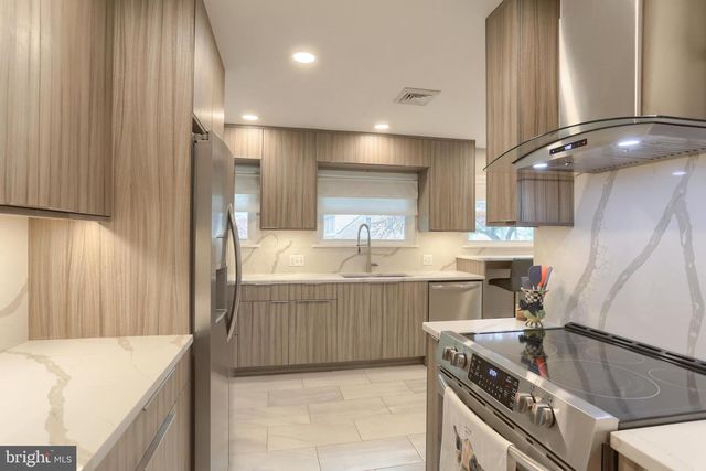 324 LEEARDEN RD, Hershey, PA 17033