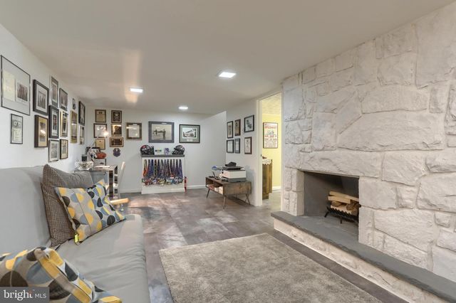 324 LEEARDEN RD, Hershey, PA 17033