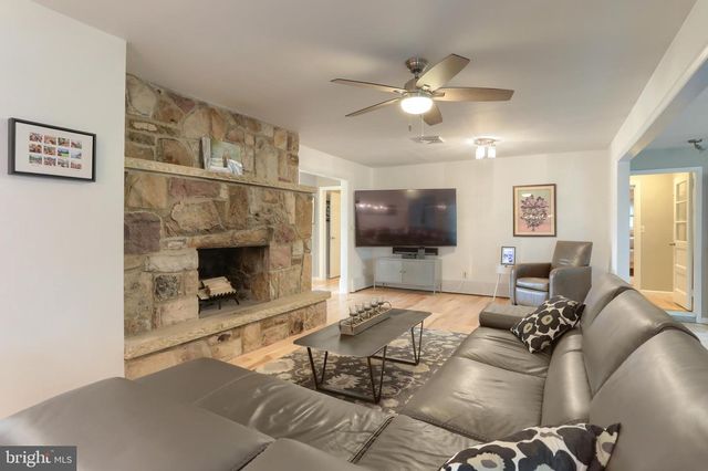 324 LEEARDEN RD, Hershey, PA 17033