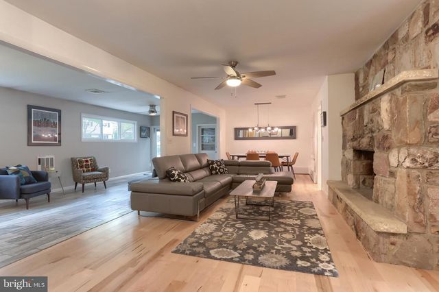 324 LEEARDEN RD, Hershey, PA 17033