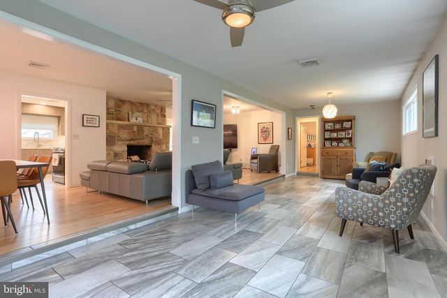 324 LEEARDEN RD, Hershey, PA 17033