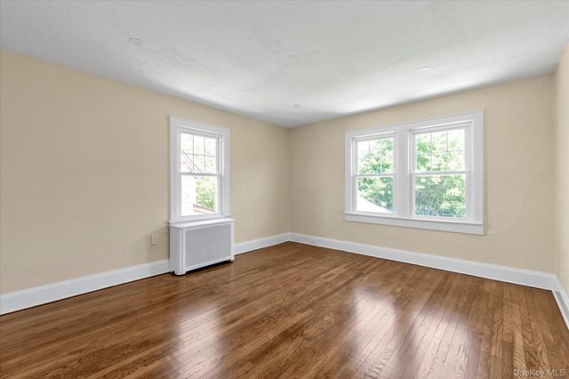 15 Hampton Road, Lynbrook, NY 11563