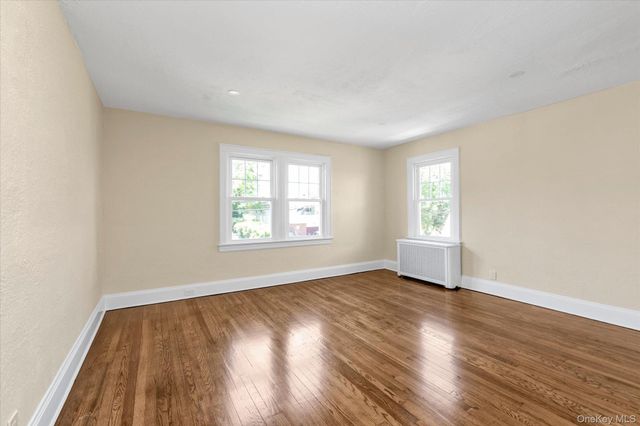 15 Hampton Road, Lynbrook, NY 11563