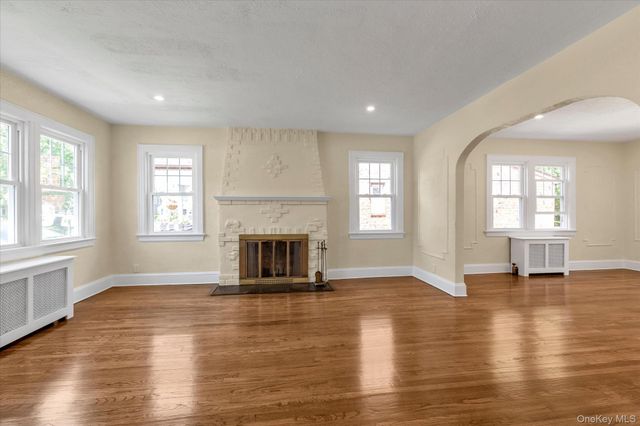 15 Hampton Road, Lynbrook, NY 11563