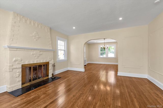 15 Hampton Road, Lynbrook, NY 11563