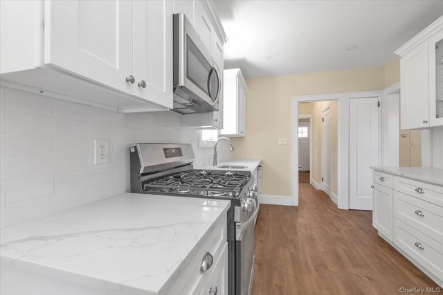 15 Hampton Road, Lynbrook, NY 11563