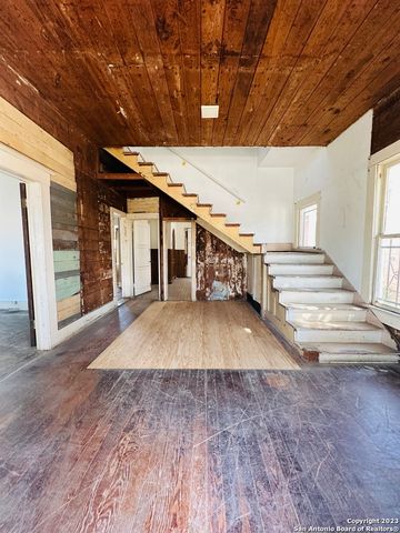 4104 S PRESA ST, San Antonio, TX 78223