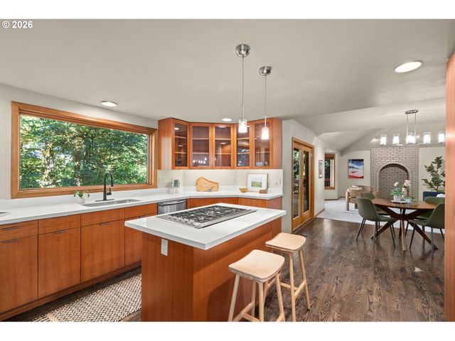 6011 Sw KNIGHTSBRIDGE Dr, Portland, OR 97219