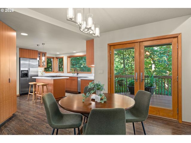 6011 Sw KNIGHTSBRIDGE Dr, Portland, OR 97219