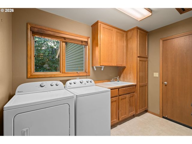 6011 Sw KNIGHTSBRIDGE Dr, Portland, OR 97219