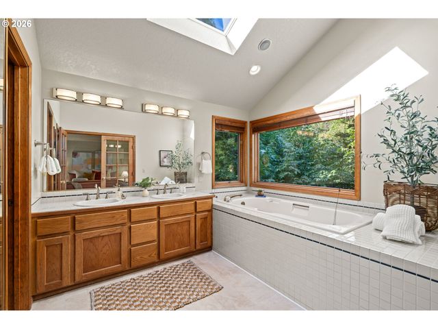 6011 Sw KNIGHTSBRIDGE Dr, Portland, OR 97219