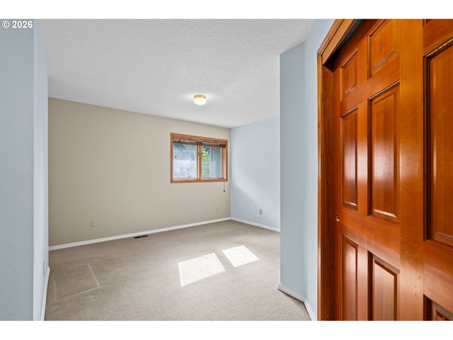 6011 Sw KNIGHTSBRIDGE Dr, Portland, OR 97219