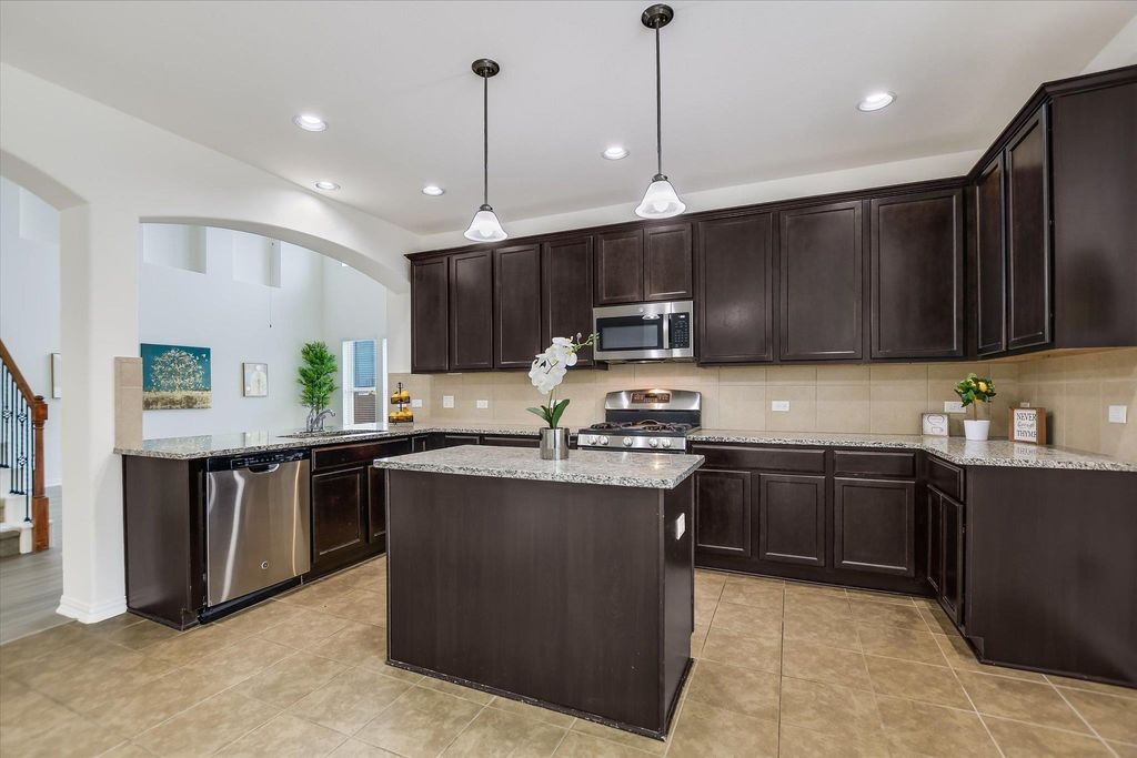 115 Mollie DR, Hutto, TX 78634