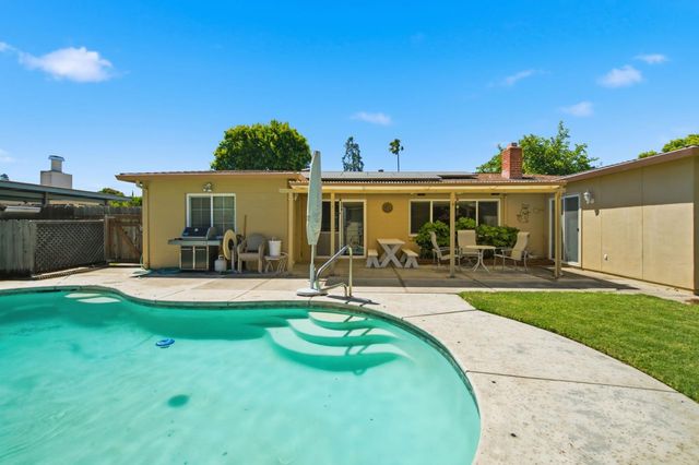 2439 W De Ovan Ave, Stockton, CA 95204