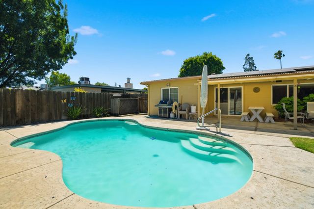 2439 W De Ovan Ave, Stockton, CA 95204