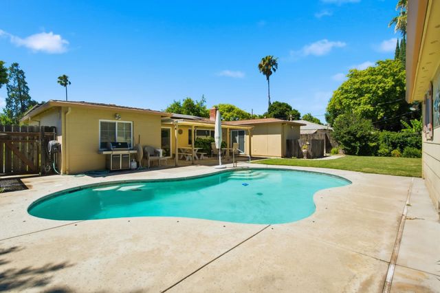 2439 W De Ovan Ave, Stockton, CA 95204