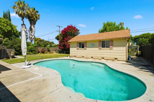 2439 W De Ovan Ave, Stockton, CA 95204