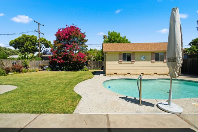 2439 W De Ovan Ave, Stockton, CA 95204