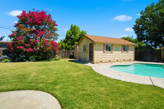 2439 W De Ovan Ave, Stockton, CA 95204