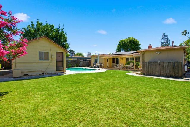2439 W De Ovan Ave, Stockton, CA 95204