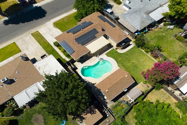 2439 W De Ovan Ave, Stockton, CA 95204