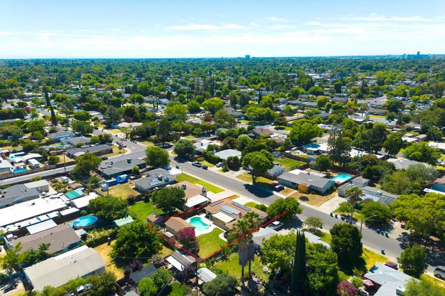 2439 W De Ovan Ave, Stockton, CA 95204