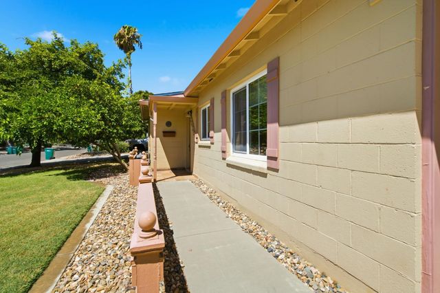 2439 W De Ovan Ave, Stockton, CA 95204