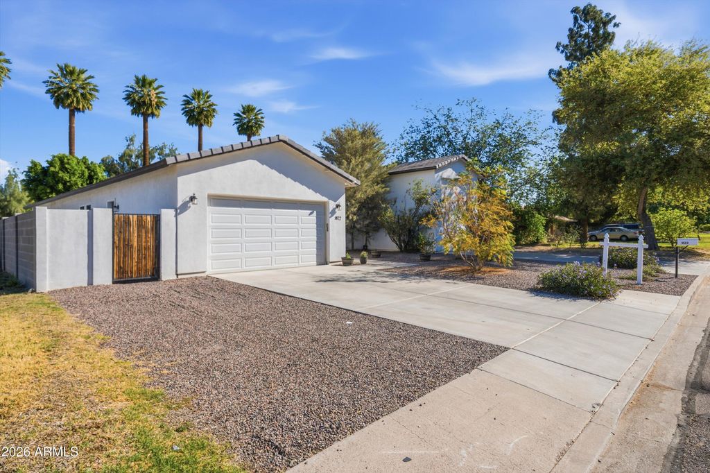 Image 13 of property listing at 1822 W EL CAMINITO Drive, Phoenix, AZ 85021