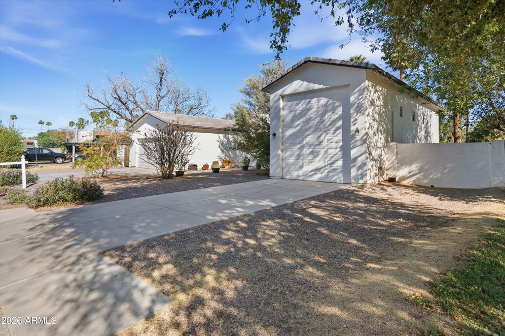 Image 14 of property listing at 1822 W EL CAMINITO Drive, Phoenix, AZ 85021