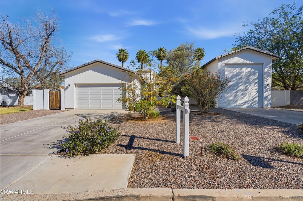 Image 15 of property listing at 1822 W EL CAMINITO Drive, Phoenix, AZ 85021