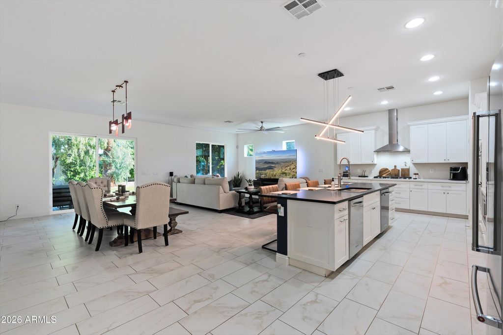 Image 4 of property listing at 1822 W EL CAMINITO Drive, Phoenix, AZ 85021