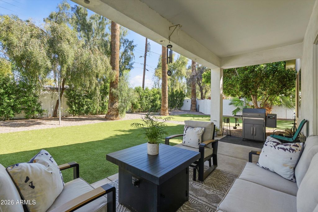 Image 8 of property listing at 1822 W EL CAMINITO Drive, Phoenix, AZ 85021