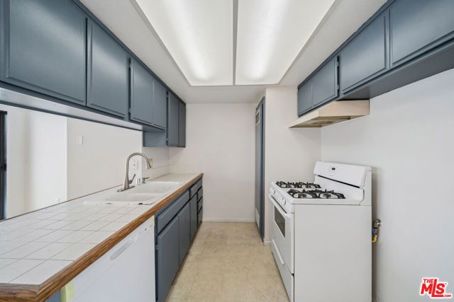 11924 Mayfield Avenue 2, Los Angeles, CA 90049