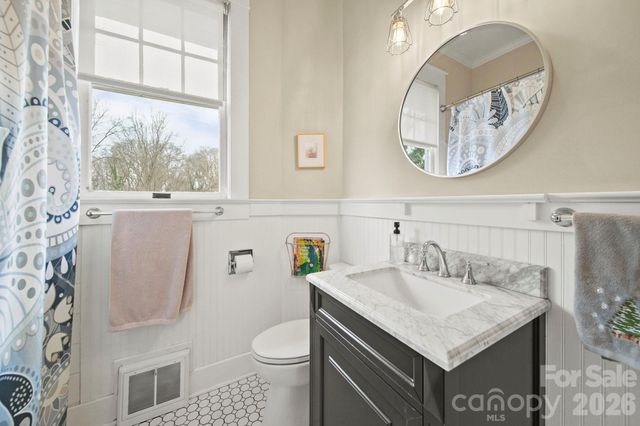 202 S Oak Street, Statesville, NC 28677