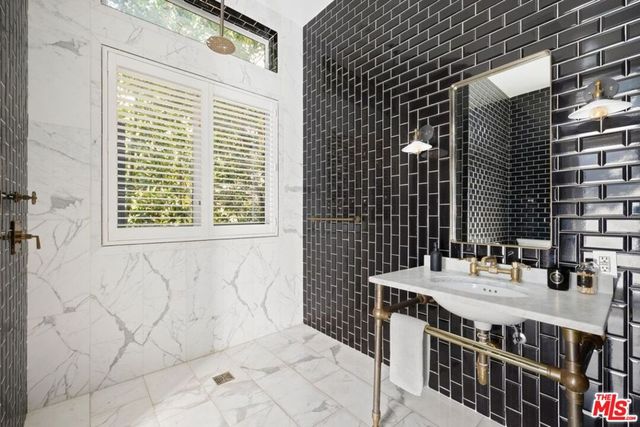 1640 N Kings Road, Los Angeles, CA 90069