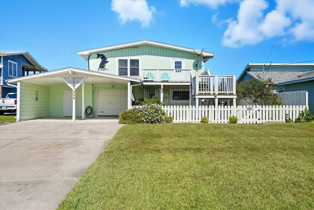 228 Starboard Ave, Rockport, TX 78382