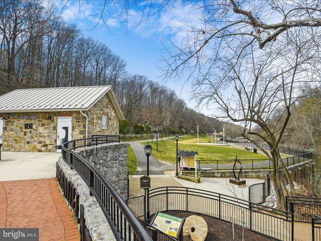 12123 SALEMTOWN DR, Woodbridge, VA 22192