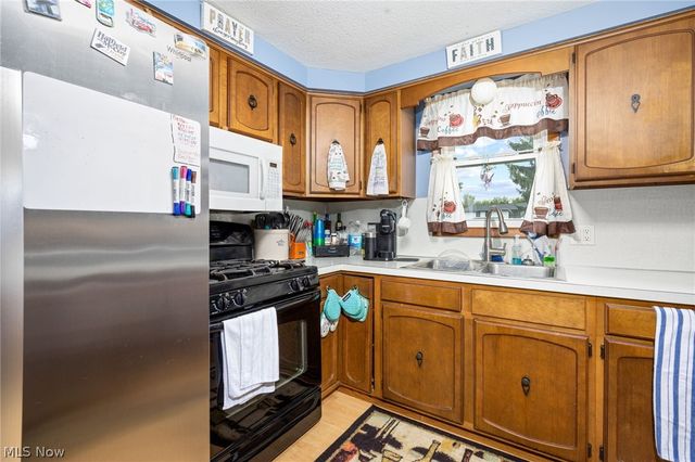 6641 Hillfield Street NW, North Canton, OH 44720