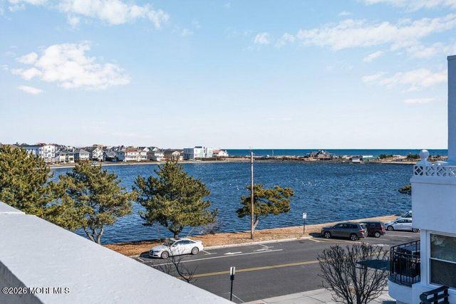 9 Deal Lake Court, Asbury Park, NJ 07712