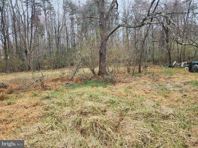 8228 FLIPPO DR, Fredericksburg, VA 22408