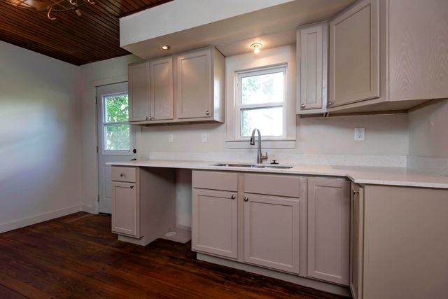 503 Mcnatt Avenue, Aurora, MO 65605