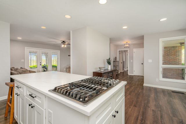 1075 Batson Mill Rd, Charlotte, TN 37036