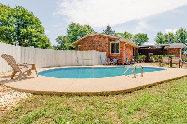 1075 Batson Mill Rd, Charlotte, TN 37036